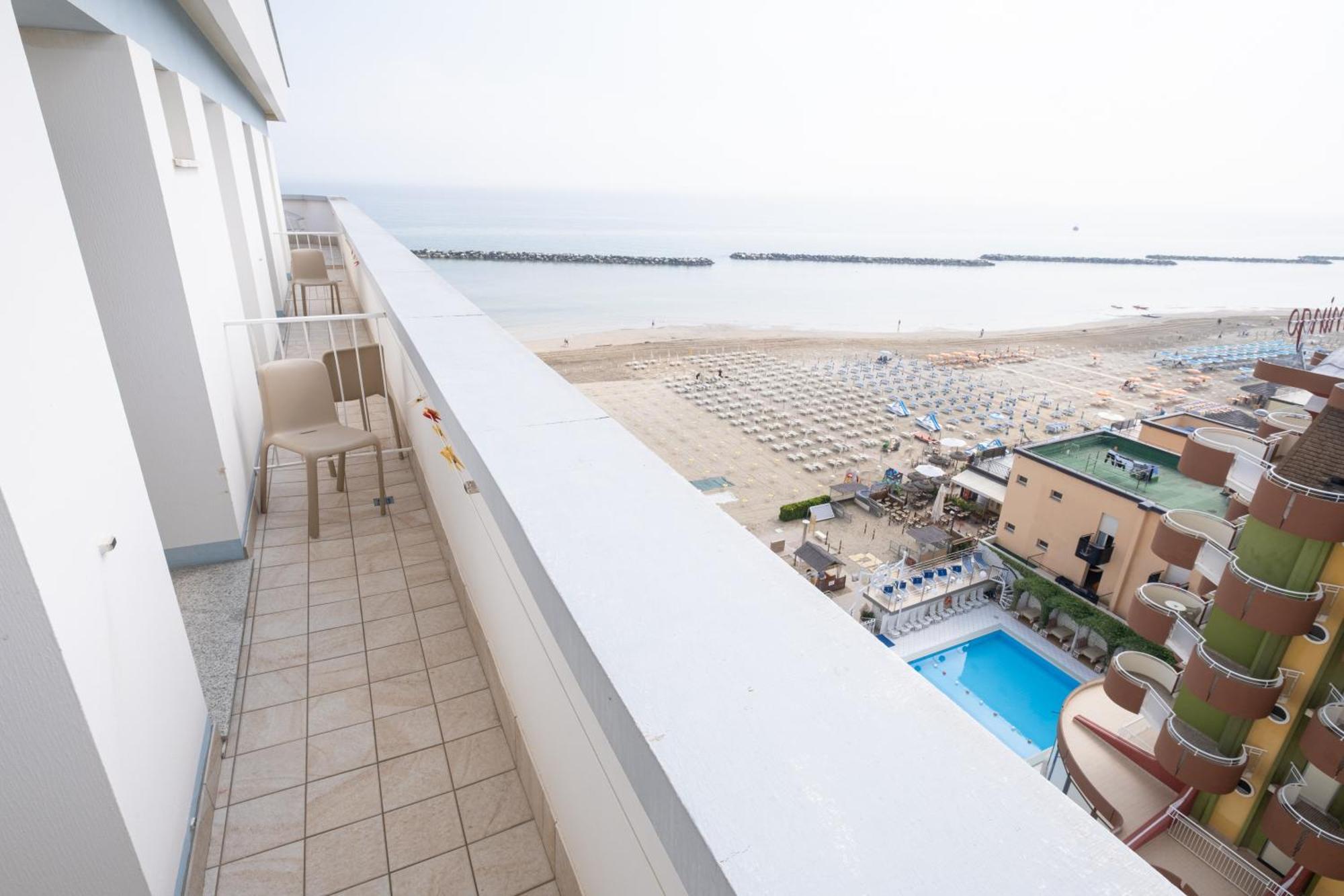 Hotel Capitol Gatteo a Mare Exteriör bild